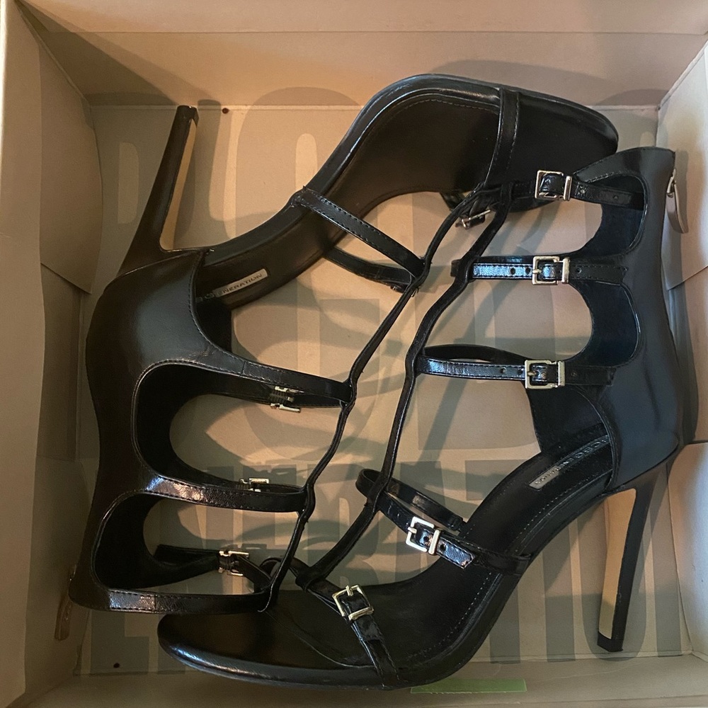 BCBG Generation BLACK STRAPY HEEL. Black 9.5M
